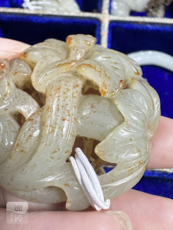 明 沁玉镂雕凌霄花带饰 - 图8